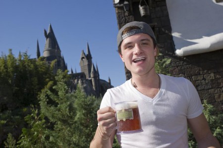 Josh Hutcherson en el Parque Oficial de Harry Potter
